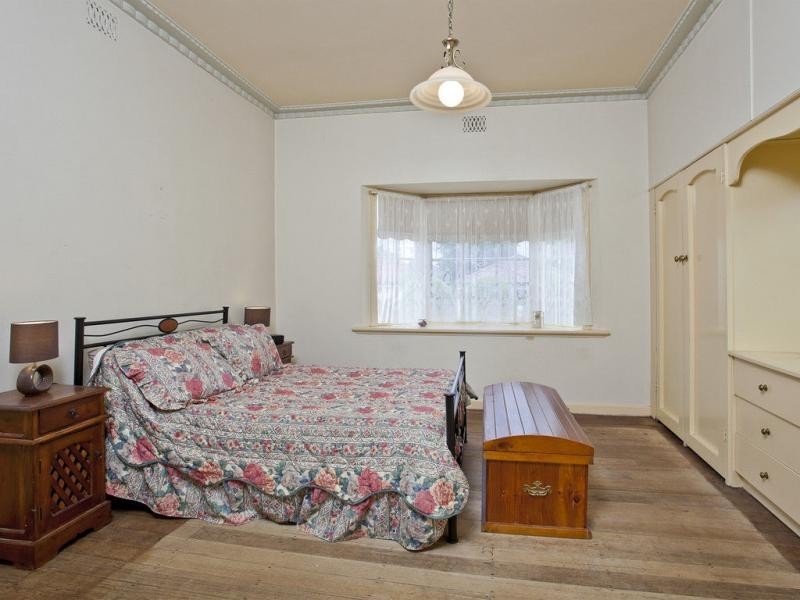 34 Henshall Road, Strathmore VIC 3041