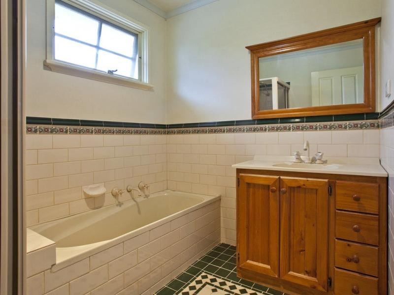 34 Henshall Road, Strathmore VIC 3041