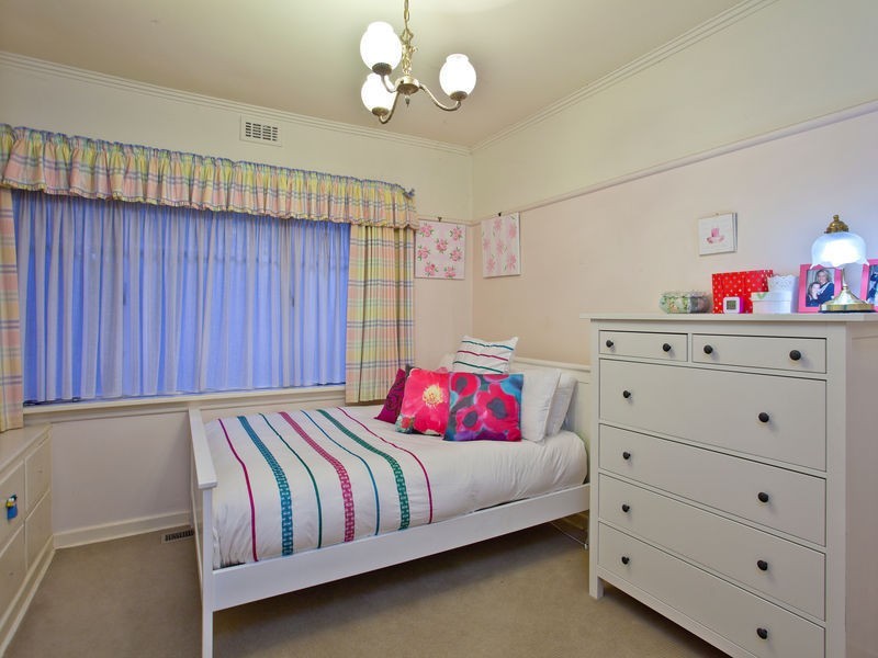 23 MAGDALA Avenue, Strathmore VIC 3041