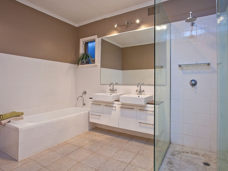 23 MAGDALA Avenue, Strathmore VIC 3041