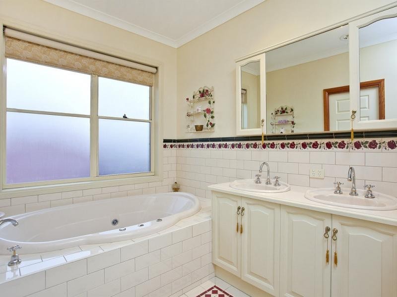 24 Botanic Drive, Hillside VIC 3037