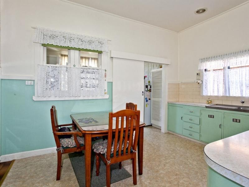 25 Holyrood Avenue, Strathmore VIC 3041