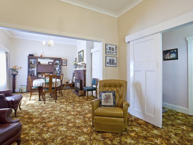 25 Holyrood Avenue, Strathmore VIC 3041