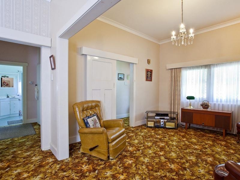 25 Holyrood Avenue, Strathmore VIC 3041