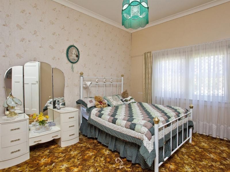 25 Holyrood Avenue, Strathmore VIC 3041