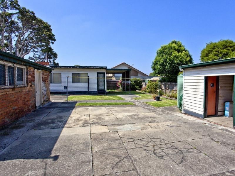 25 Holyrood Avenue, Strathmore VIC 3041