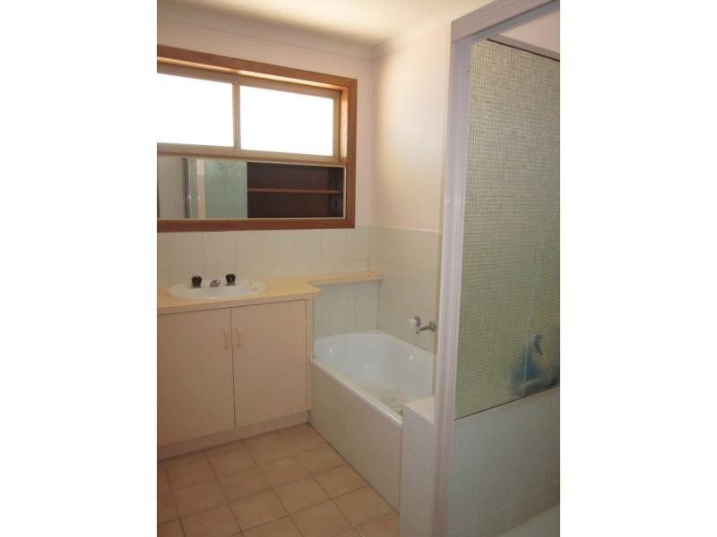 2/11 Elgata Close, Meadow Heights VIC 3048