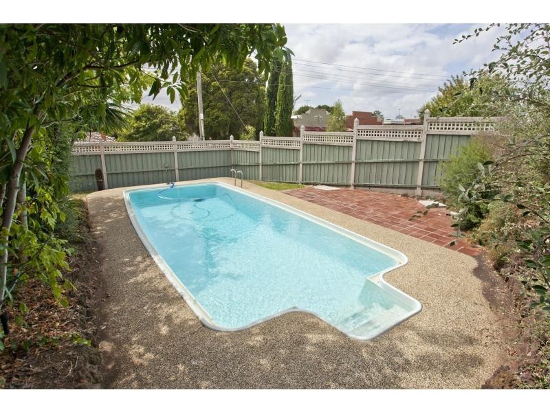 1 Willonga Street, Strathmore VIC 3041