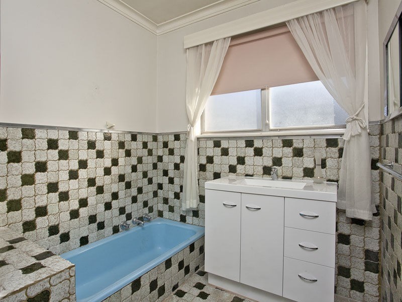 8 Hilbert Road, Airport West VIC 3042