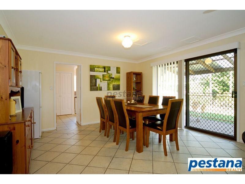 33 Deloraine Drive, Springwood QLD 4127