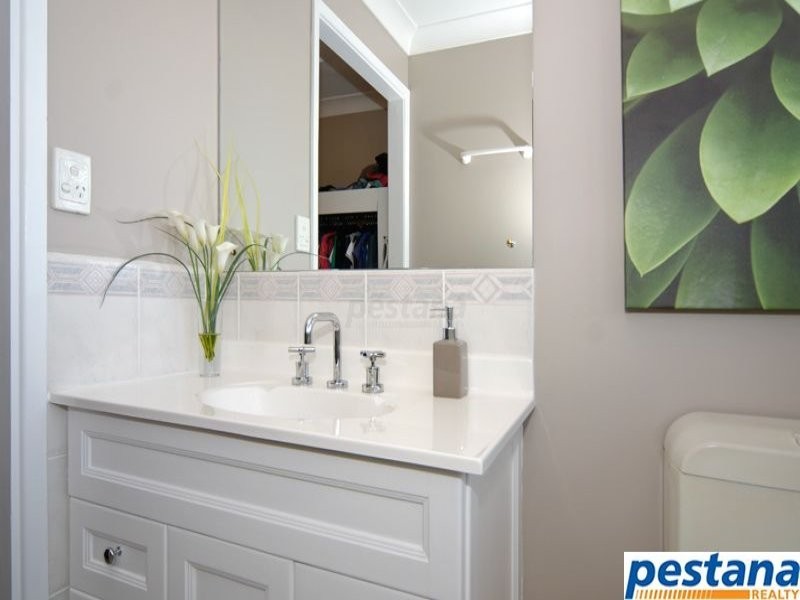 33 Deloraine Drive, Springwood QLD 4127