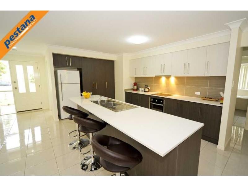 16 Carnarvon Crescent, Waterford QLD 4133