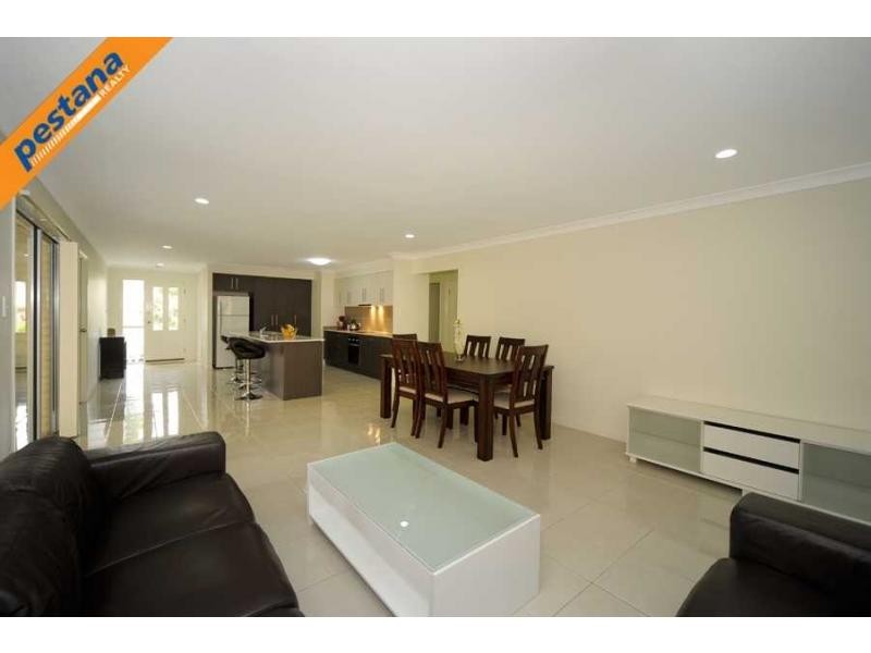 16 Carnarvon Crescent, Waterford QLD 4133