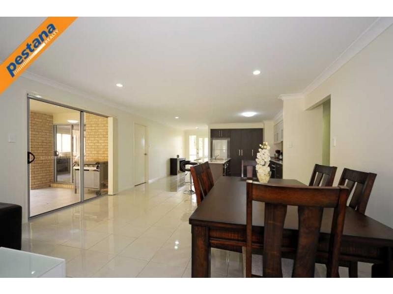 16 Carnarvon Crescent, Waterford QLD 4133