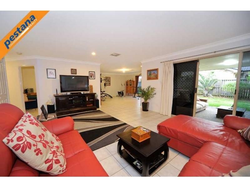 6 Lakes Entrance, Meadowbrook QLD 4131