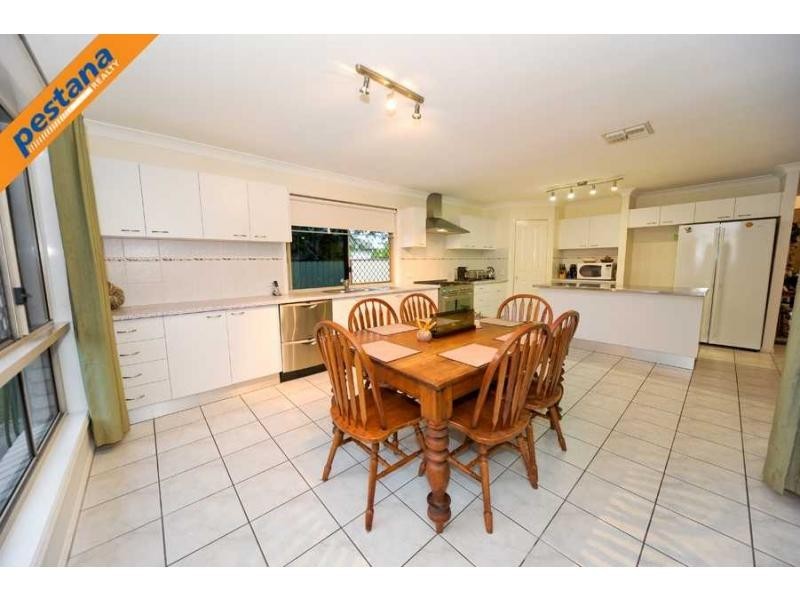 6 Lakes Entrance, Meadowbrook QLD 4131