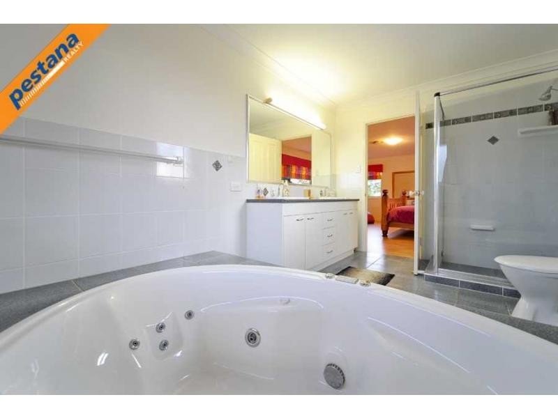 6 Lakes Entrance, Meadowbrook QLD 4131