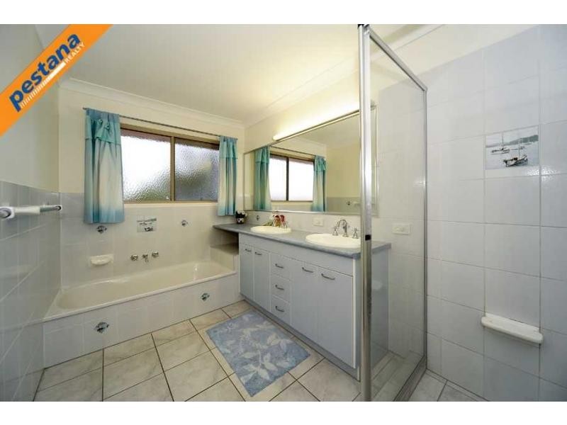 6 Lakes Entrance, Meadowbrook QLD 4131