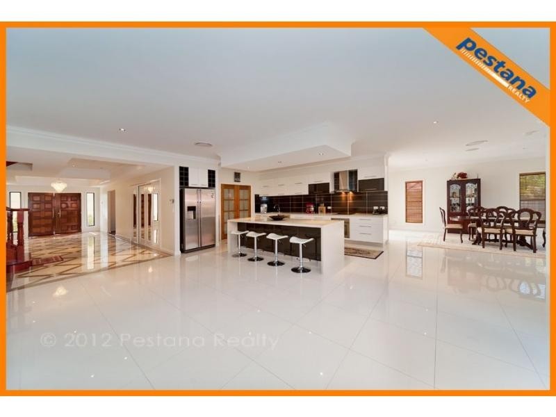 6 The Avenue, Windaroo QLD 4207