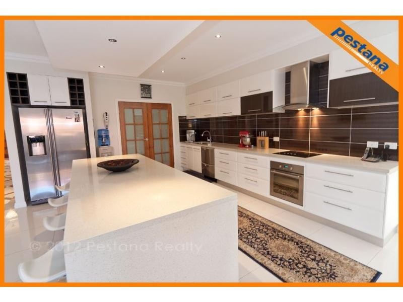 6 The Avenue, Windaroo QLD 4207
