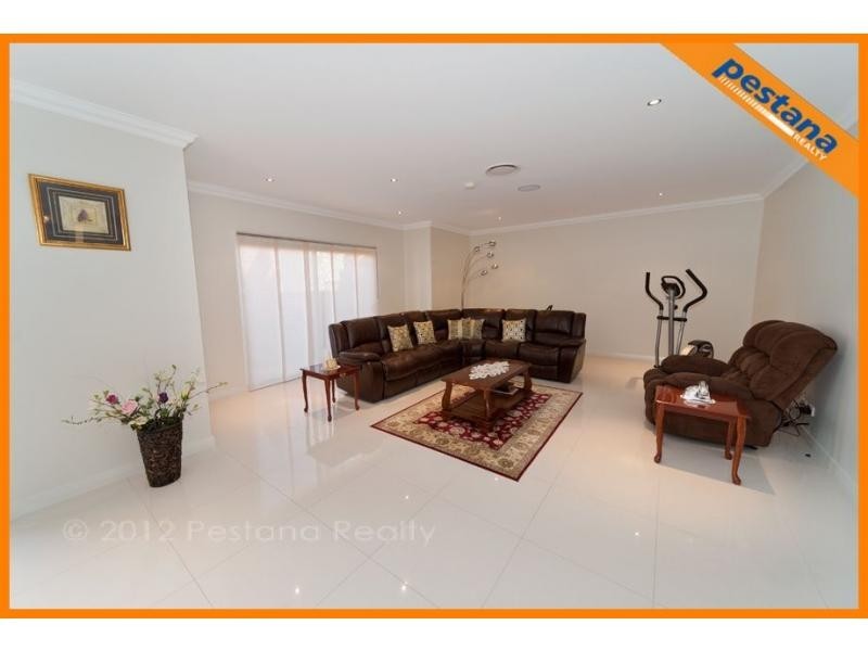 6 The Avenue, Windaroo QLD 4207