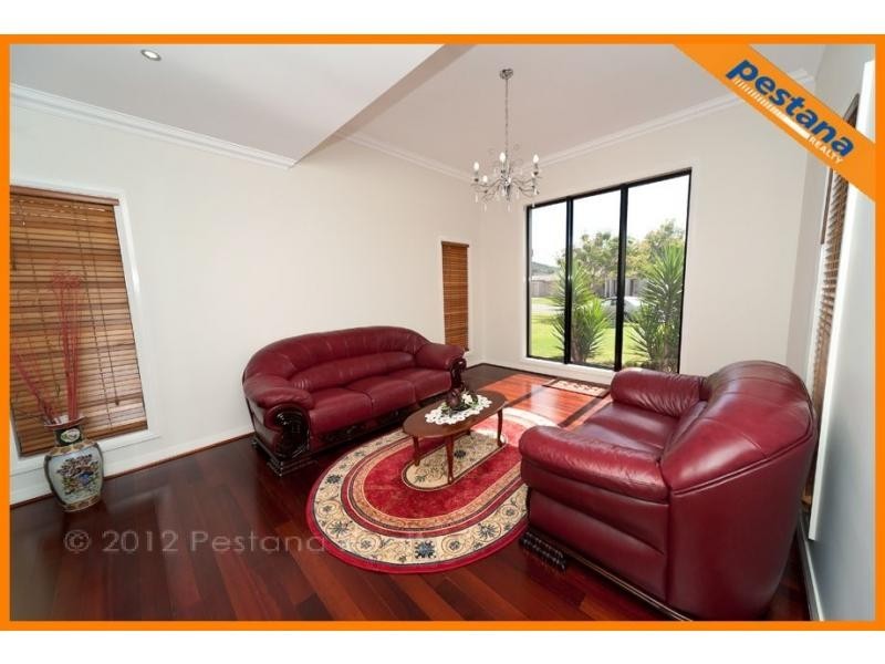 6 The Avenue, Windaroo QLD 4207