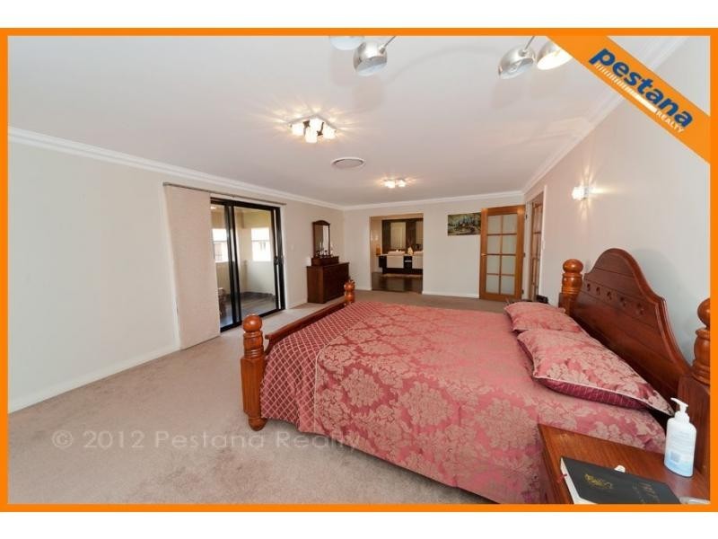 6 The Avenue, Windaroo QLD 4207