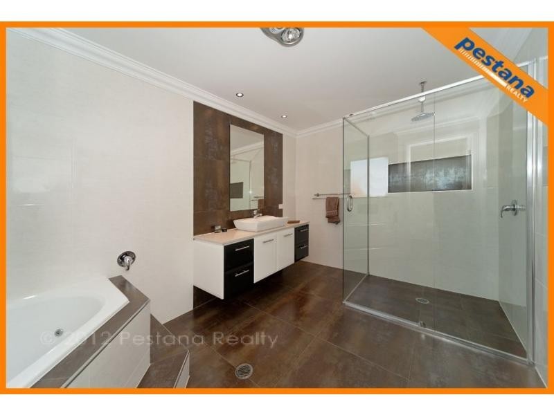 6 The Avenue, Windaroo QLD 4207