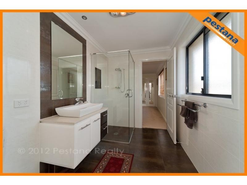 6 The Avenue, Windaroo QLD 4207