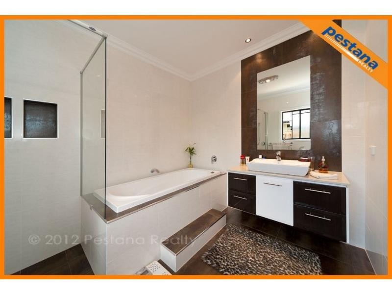 6 The Avenue, Windaroo QLD 4207