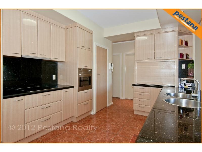 7 The Avenue, Windaroo QLD 4207