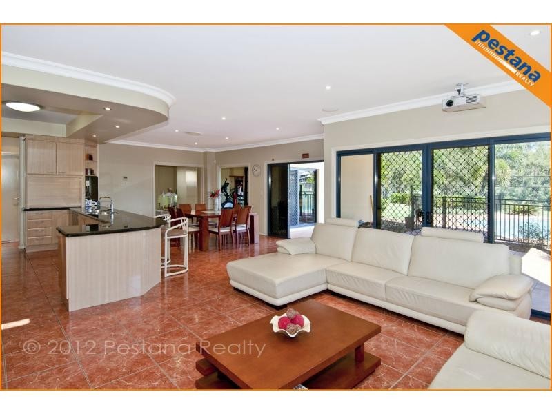 7 The Avenue, Windaroo QLD 4207