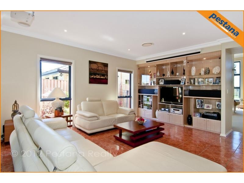 7 The Avenue, Windaroo QLD 4207