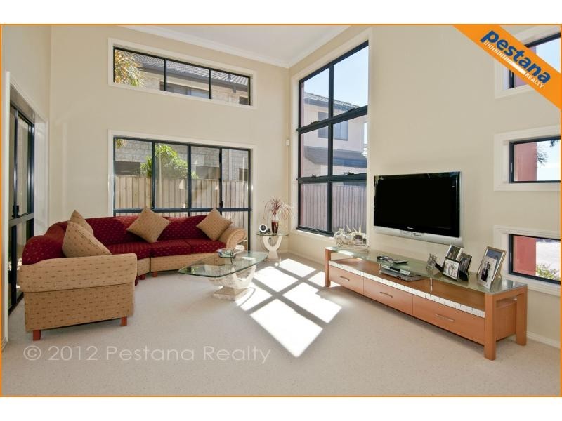 7 The Avenue, Windaroo QLD 4207