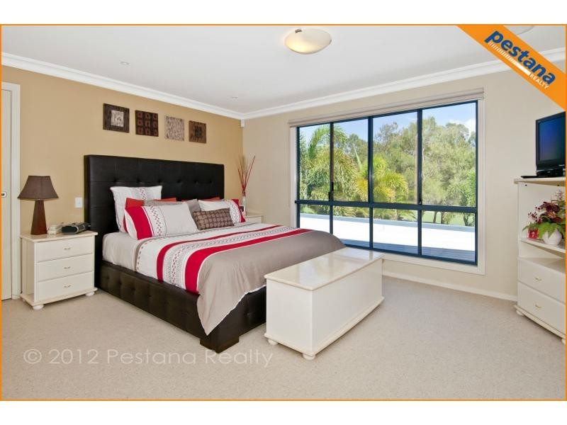 7 The Avenue, Windaroo QLD 4207