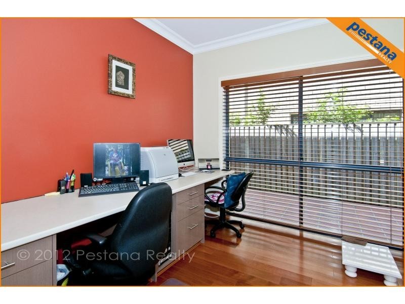 7 The Avenue, Windaroo QLD 4207