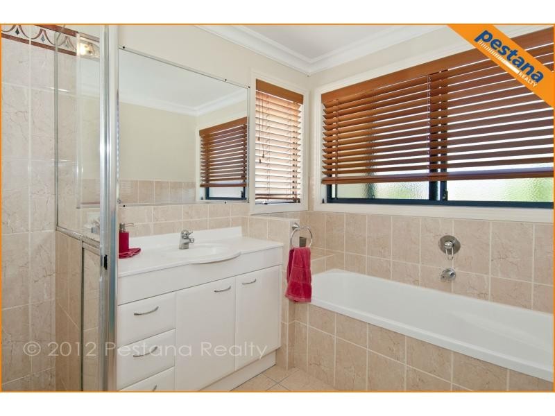 7 The Avenue, Windaroo QLD 4207