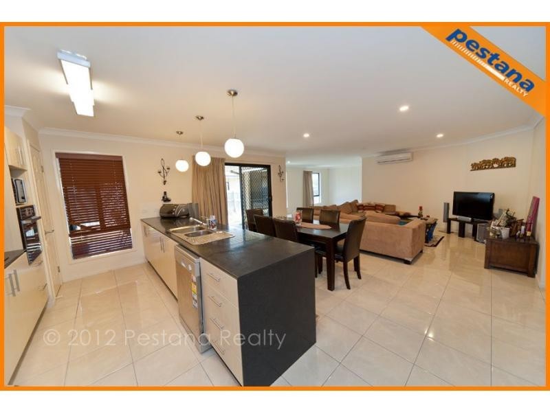 8 Dundee Street, Calamvale QLD 4116