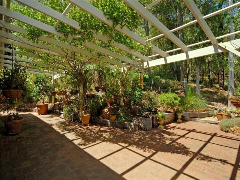 18 Benowa Drive, Glen Forrest WA 6071
