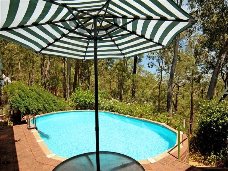 18 Benowa Drive, Glen Forrest WA 6071