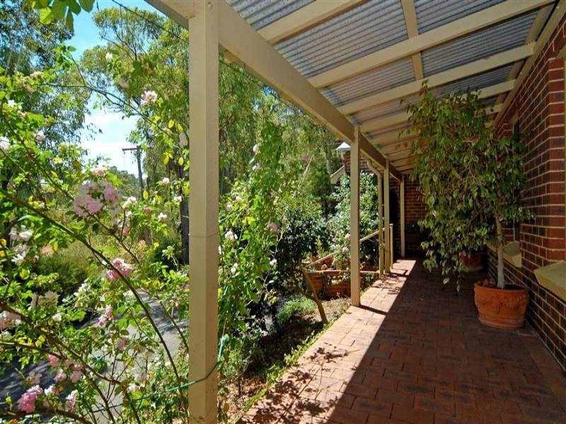 18 Benowa Drive, Glen Forrest WA 6071