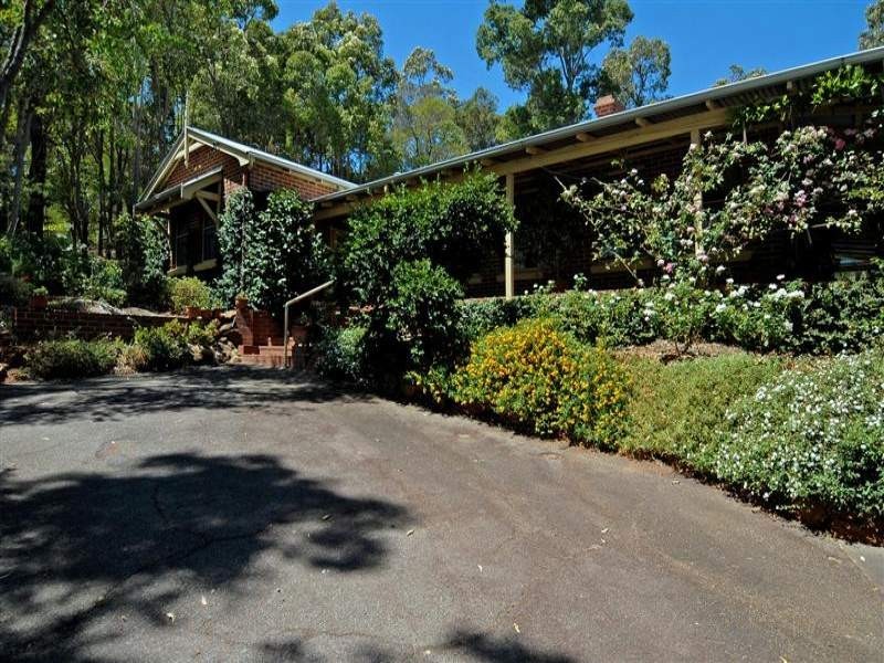 18 Benowa Drive, Glen Forrest WA 6071