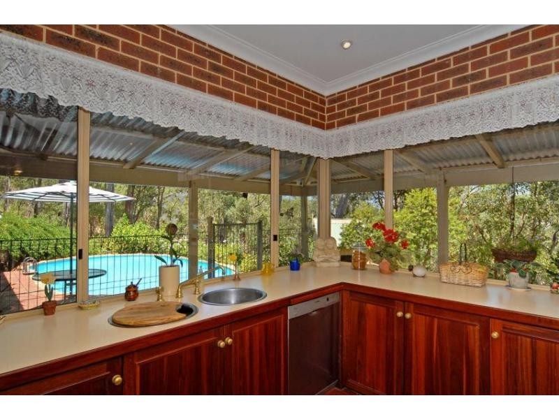 18 Benowa Drive, Glen Forrest WA 6071