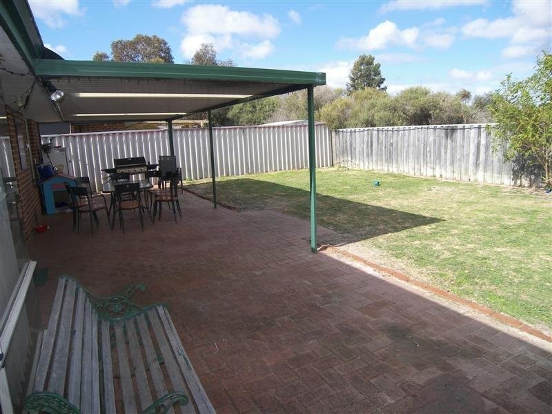 15 Kulungar Elbow, South Guildford WA 6055