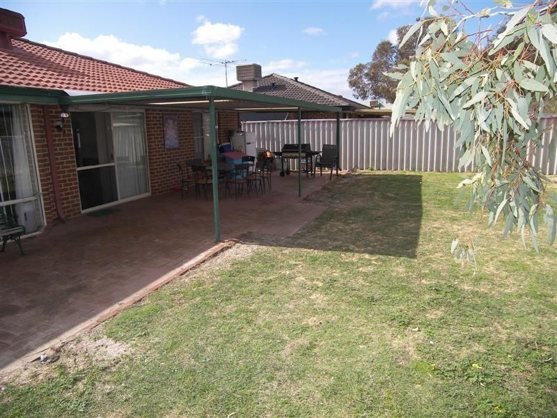 15 Kulungar Elbow, South Guildford WA 6055