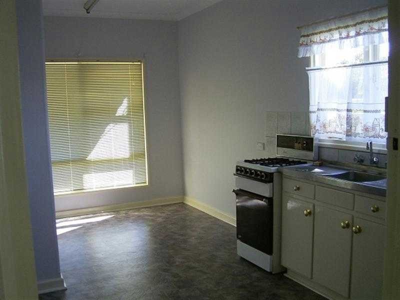 28 Robinson Road, Bellevue WA 6056