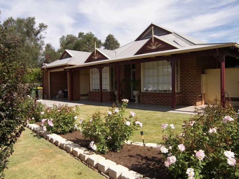 16 Houghton Close, South Guildford WA 6055