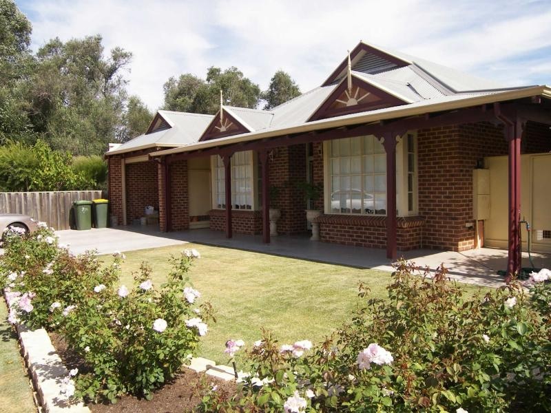 16 Houghton Close, South Guildford WA 6055