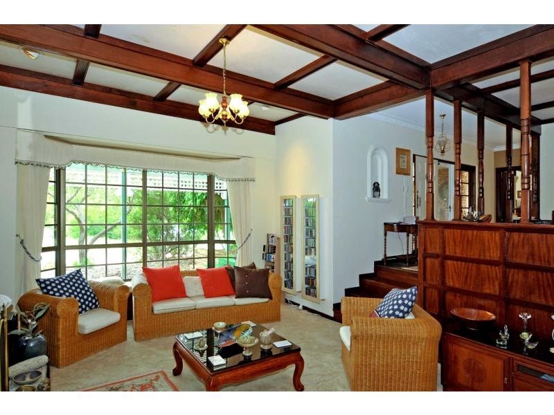 6 Tee Avenue, Mundaring WA 6073