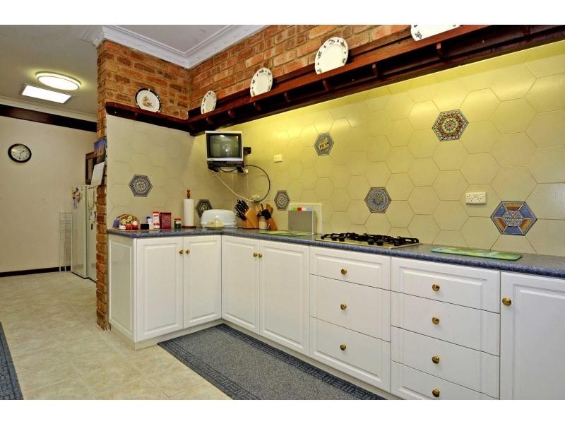 6 Tee Avenue, Mundaring WA 6073